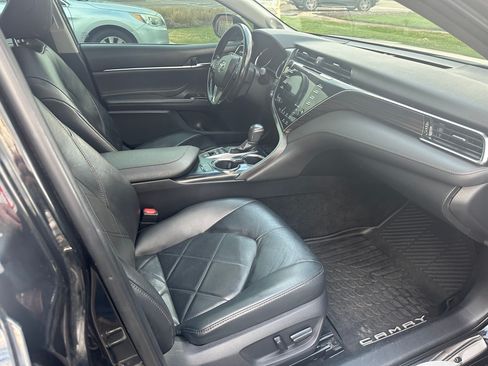 Used 2018 Toyota Camry XLE image 8