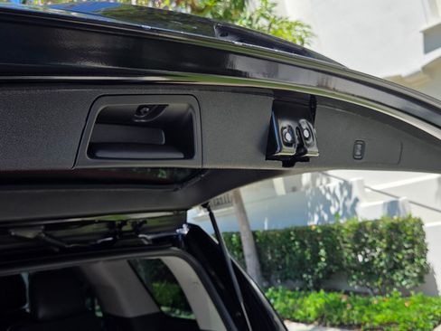 Used 2011 Cadillac Escalade Premium RWD image 6