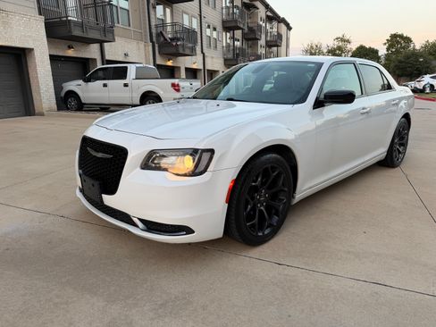 Used 2019 Chrysler 300 Touring w/ Sport Appearance Package RWD image 1