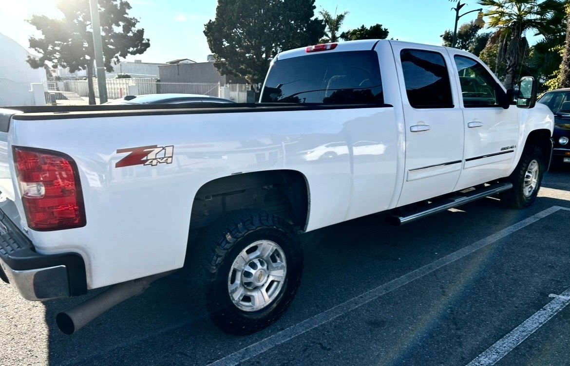 Used 2007 Chevrolet Silverado 2500 LTZ w/ Safety Package AWD/4WD image 6