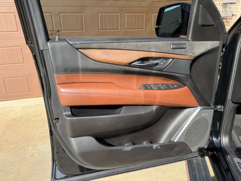 Used 2019 Cadillac Escalade Premium Luxury AWD/4WD image 8