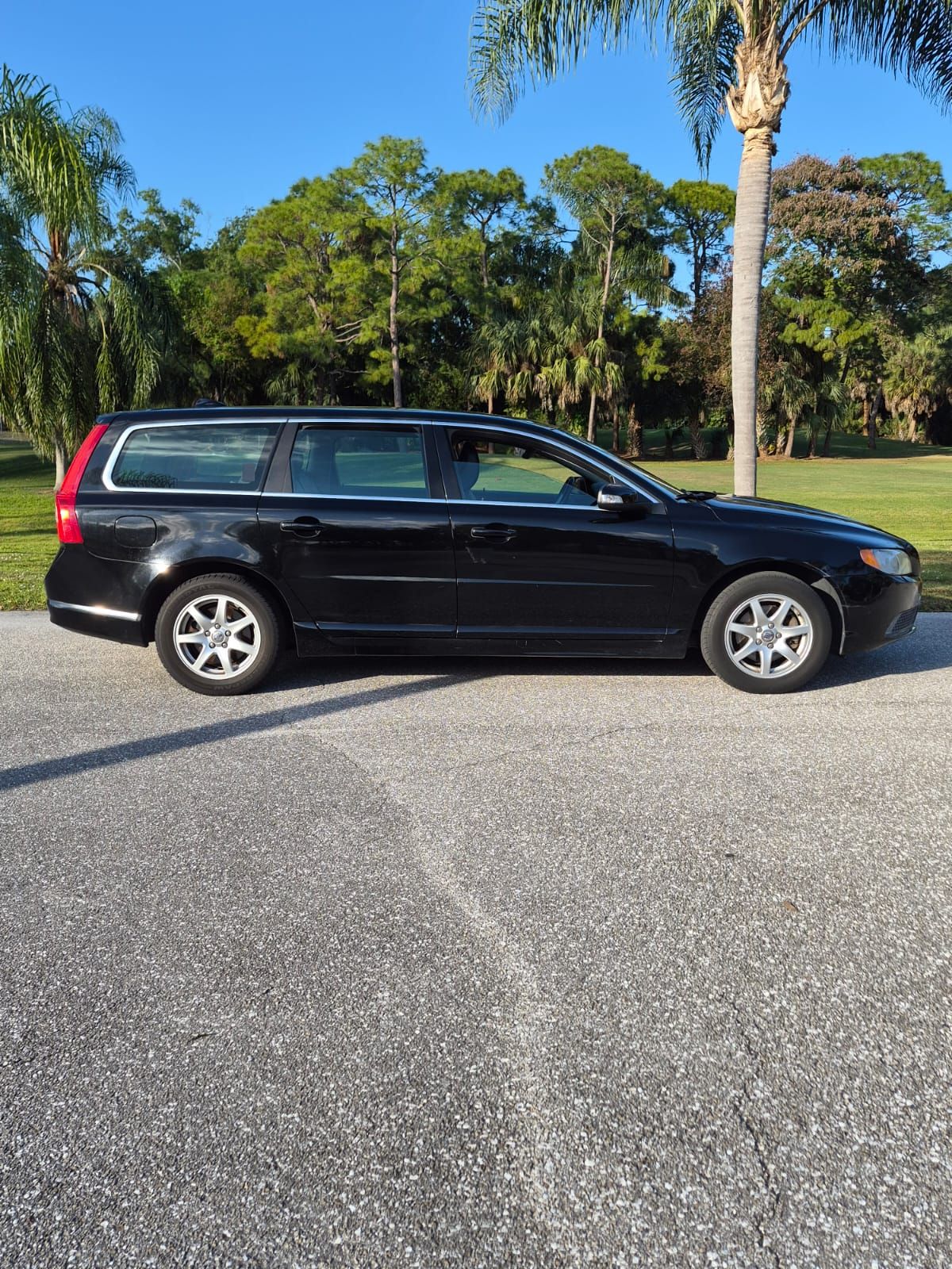 Used 2008 Volvo V70 FWD image 2
