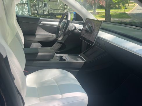 Used 2024 Tesla Model Y Performance image 18