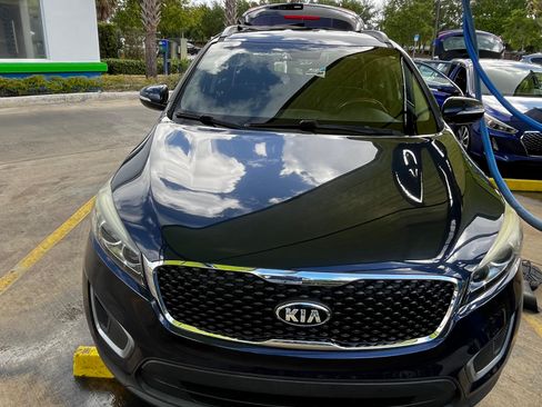 Used 2017 Kia Sorento LX image 1