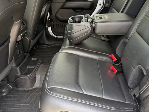 Used 2019 Jeep Wrangler Unlimited Sahara AWD/4WD image 15