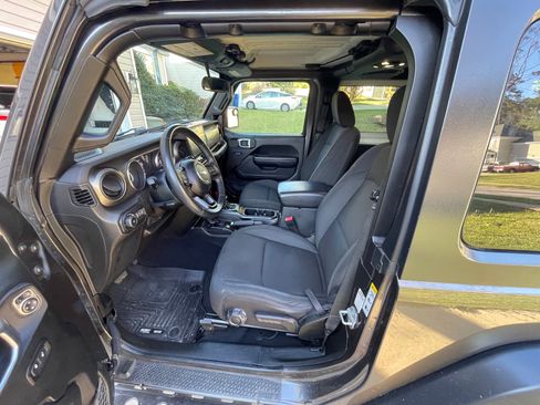 Used 2019 Jeep Wrangler Sport image 8