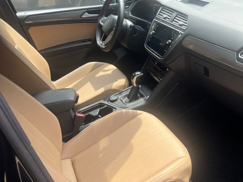 Used 2024 Volkswagen Tiguan SE AWD/4WD image 2