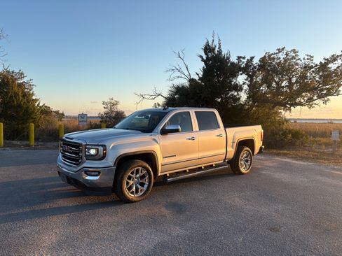 Used 2018 GMC Sierra 1500 SLT image 1