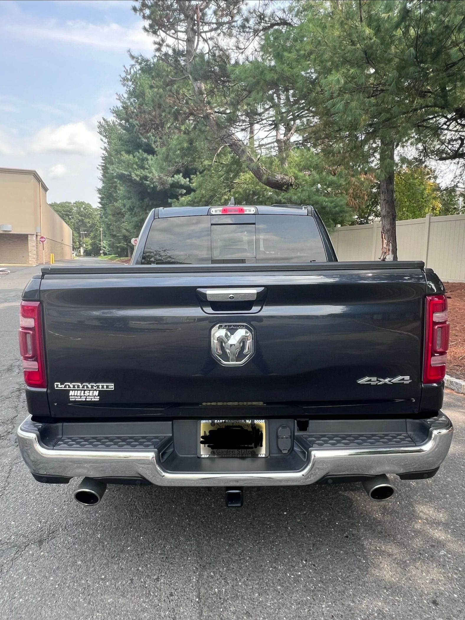 Used 2019 RAM 1500 Laramie AWD/4WD image 9
