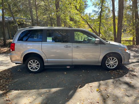 Used 2018 Dodge Grand Caravan SXT image 6