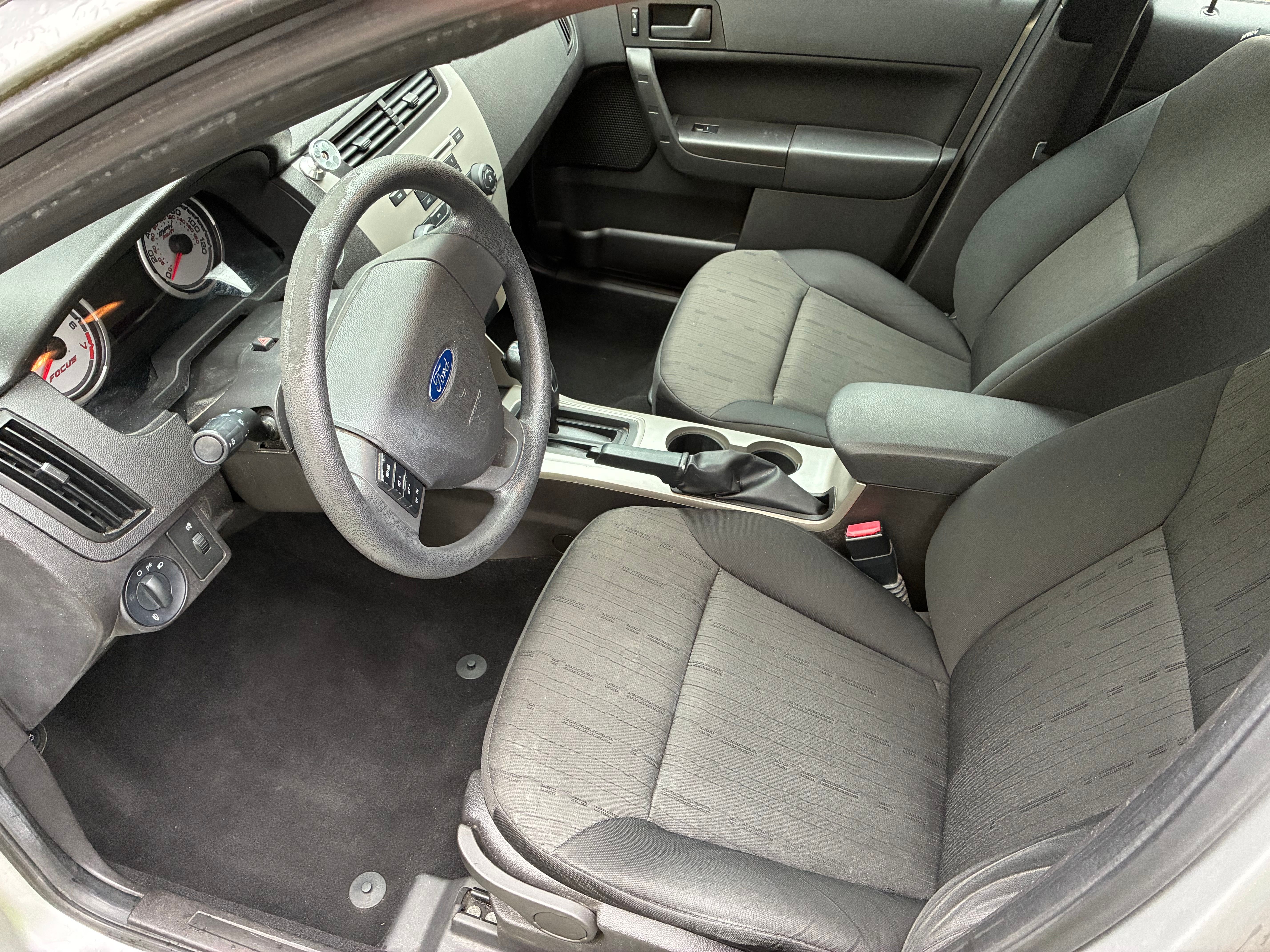 Used 2010 Ford Focus SE FWD image 9