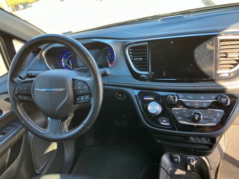 Used 2021 Chrysler Pacifica Touring-L w/ S Appearance Package image 12