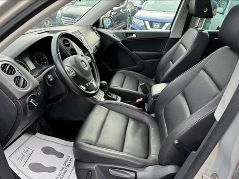 Used 2012 Volkswagen Tiguan SE image 11