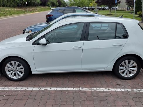 Used 2020 Volkswagen Golf 4-Door FWD image 2