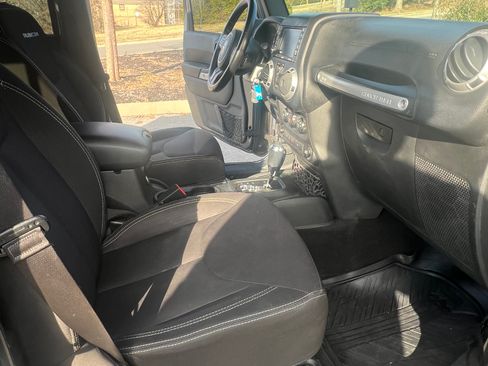 Used 2017 Jeep Wrangler Unlimited Rubicon w/ Connectivity Group AWD/4WD image 16