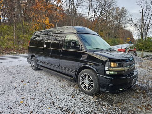 Used 2015 Chevrolet Express 2500 Extended Van 3D image 8