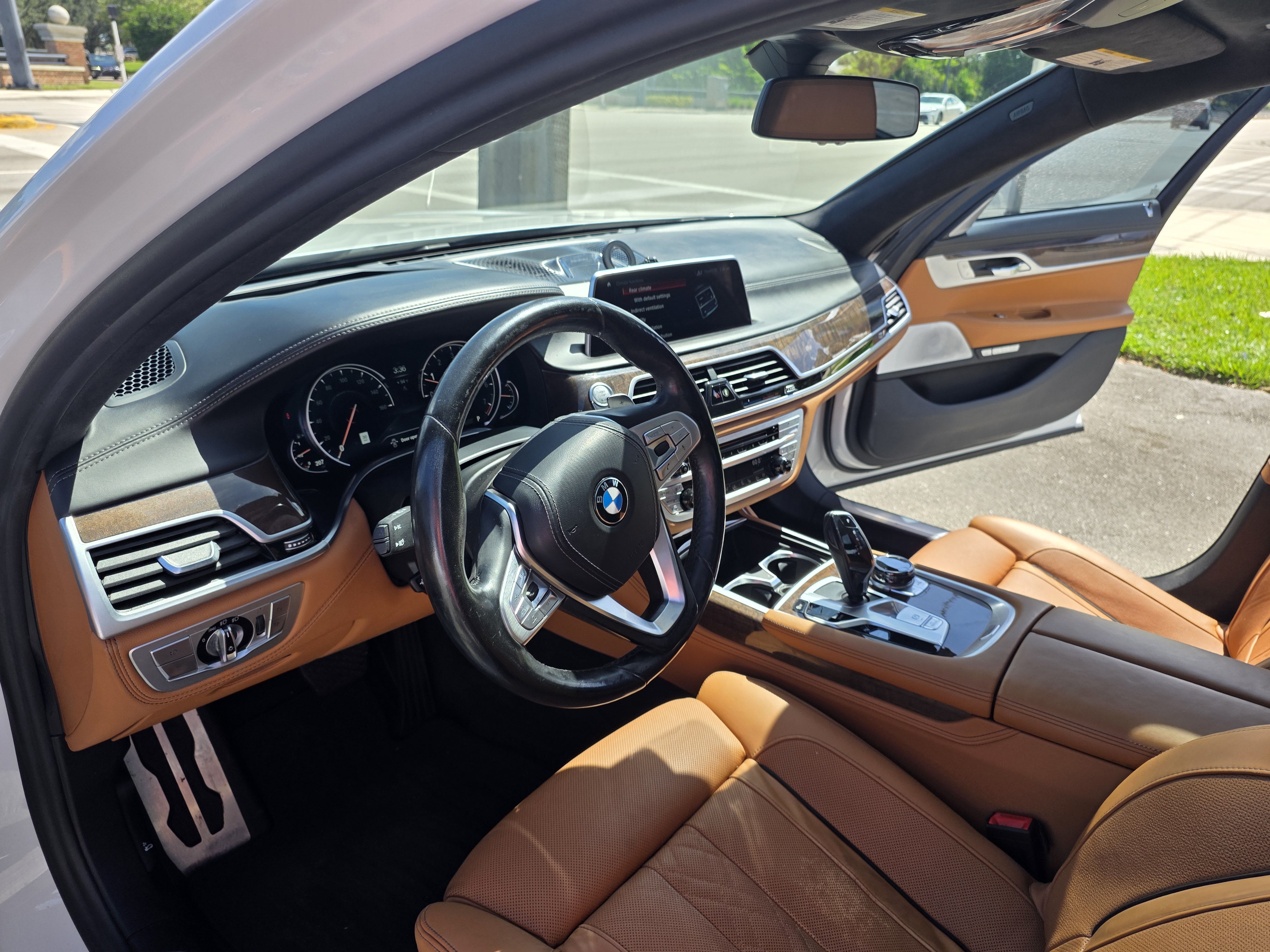 Used 2018 BMW 750i RWD image 9