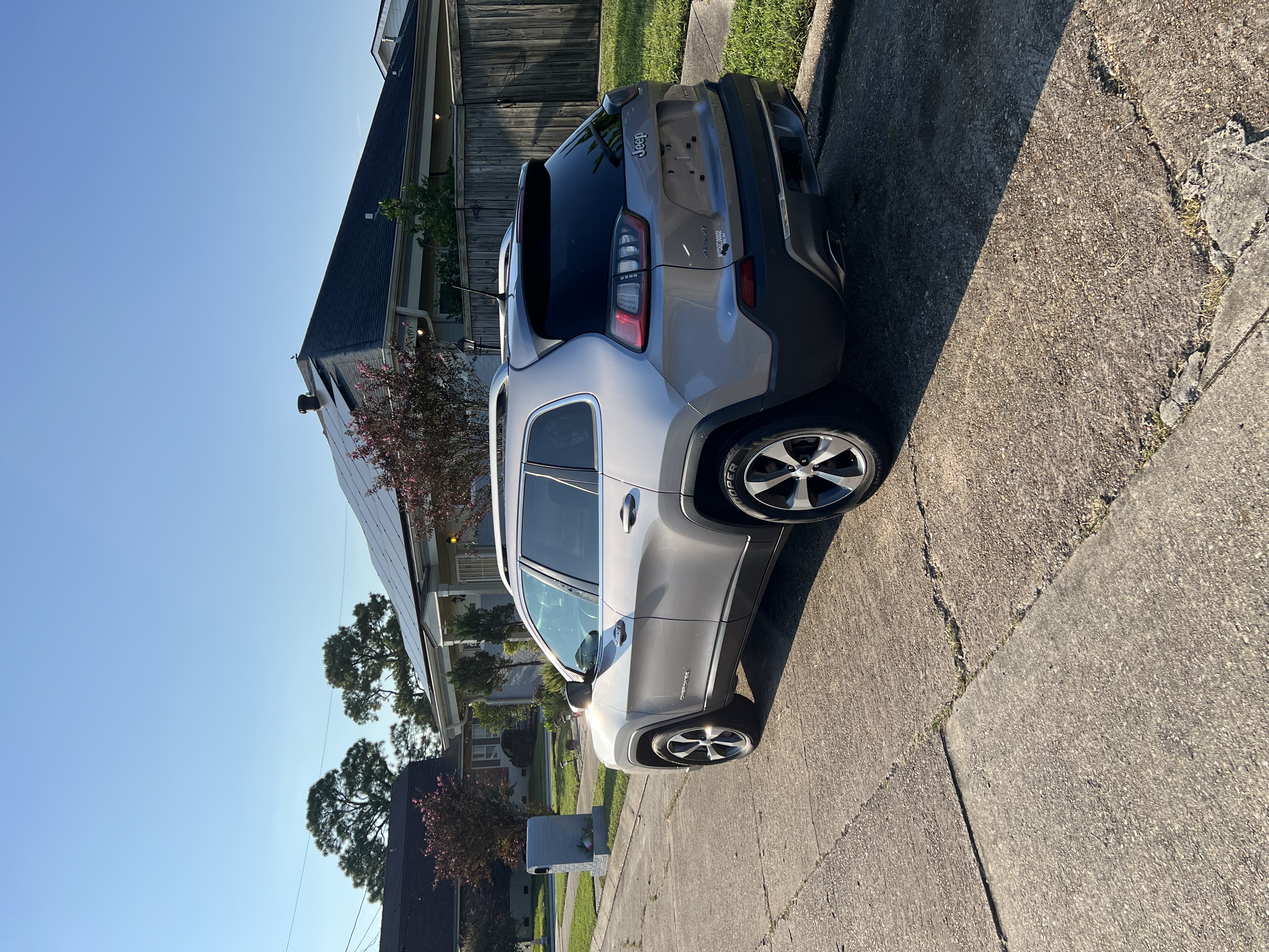 Used 2019 Jeep Cherokee Limited w/ Trailer Tow Group AWD/4WD image 4