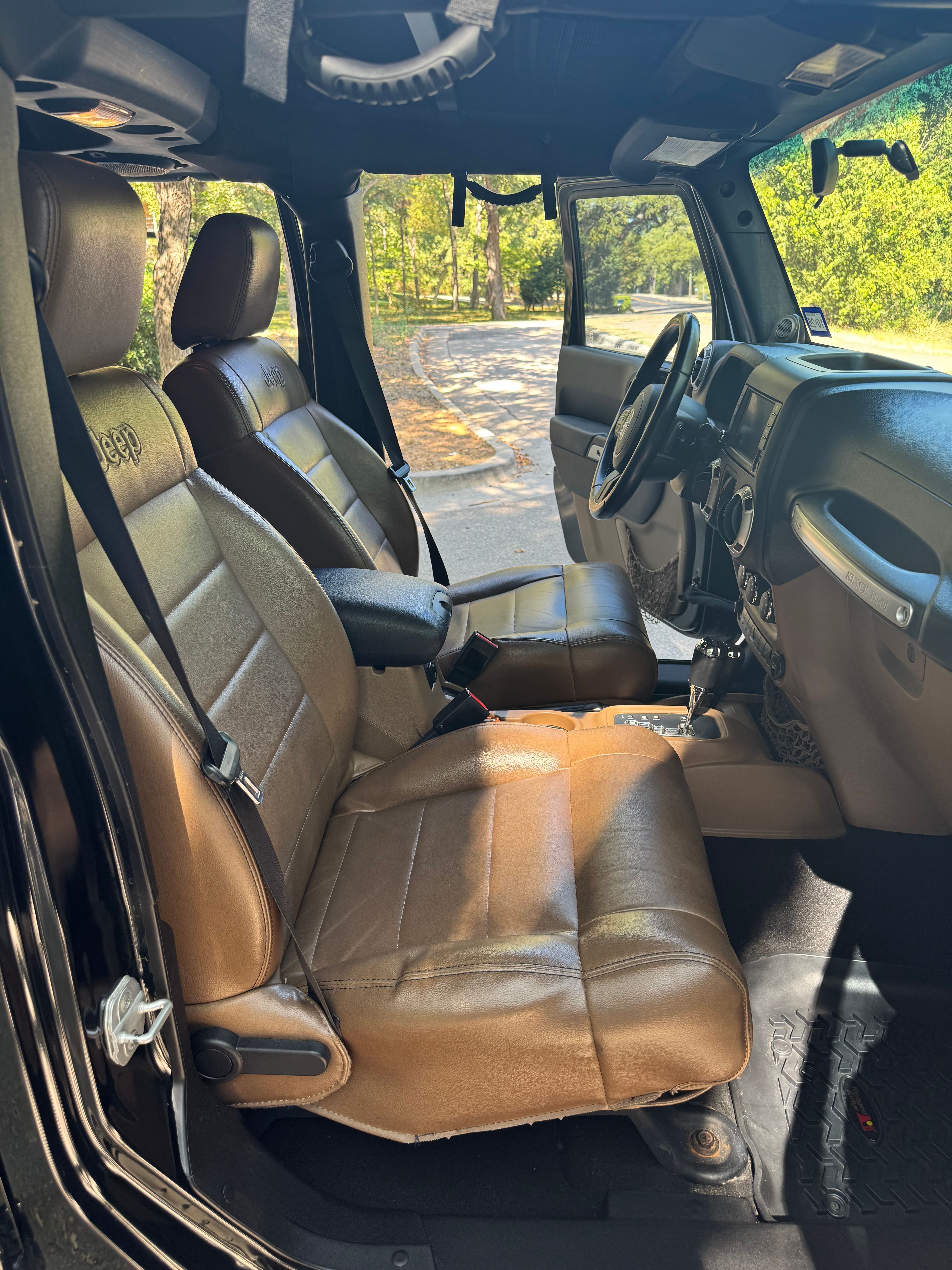 Used 2012 Jeep Wrangler Unlimited Sahara w/ Connectivity Group AWD/4WD image 24