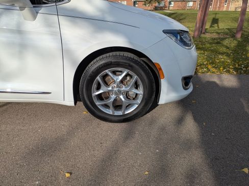 Used 2019 Chrysler Pacifica Limited image 2