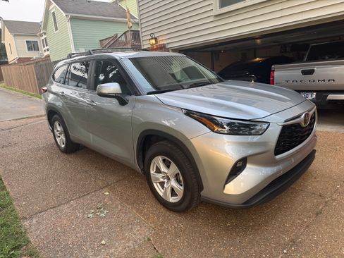 Used 2023 Toyota Highlander LE FWD image 2