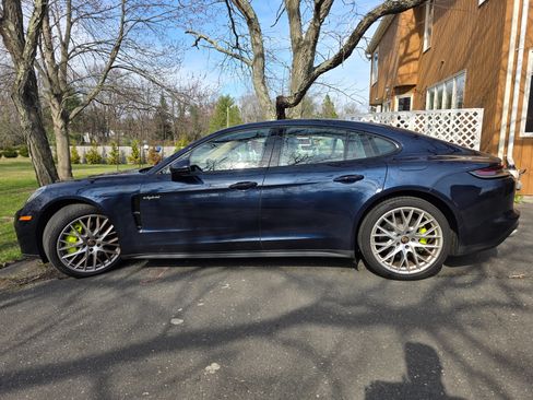 Used 2022 Porsche Panamera 4 w/ Premium Package image 9