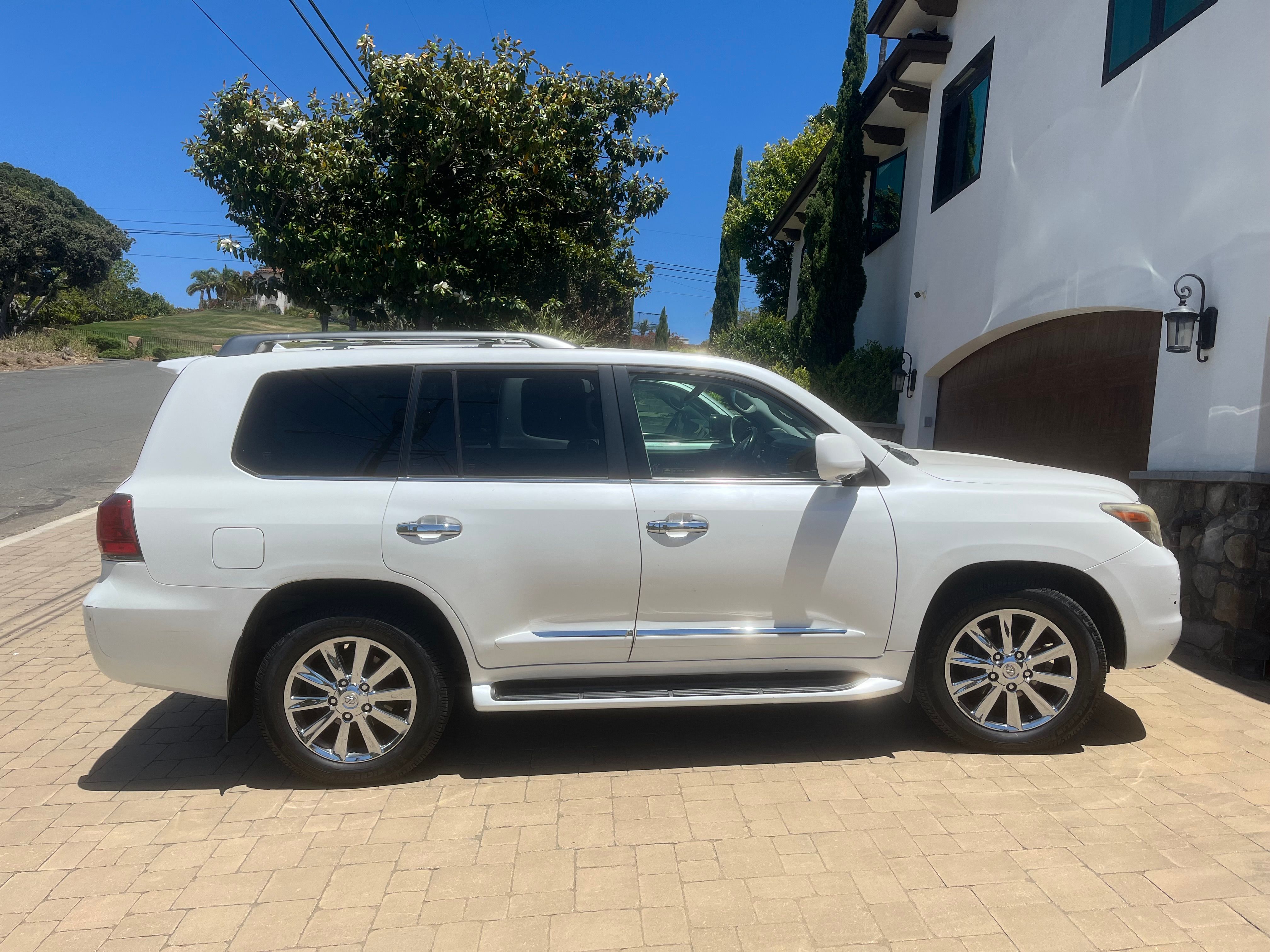 Used 2011 Lexus LX 570 4WD w/ Luxury Pkg image 1