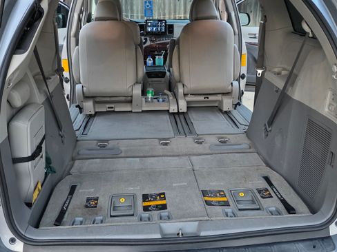 Used 2013 Toyota Sienna XLE w/ Entertainment Pkg image 19