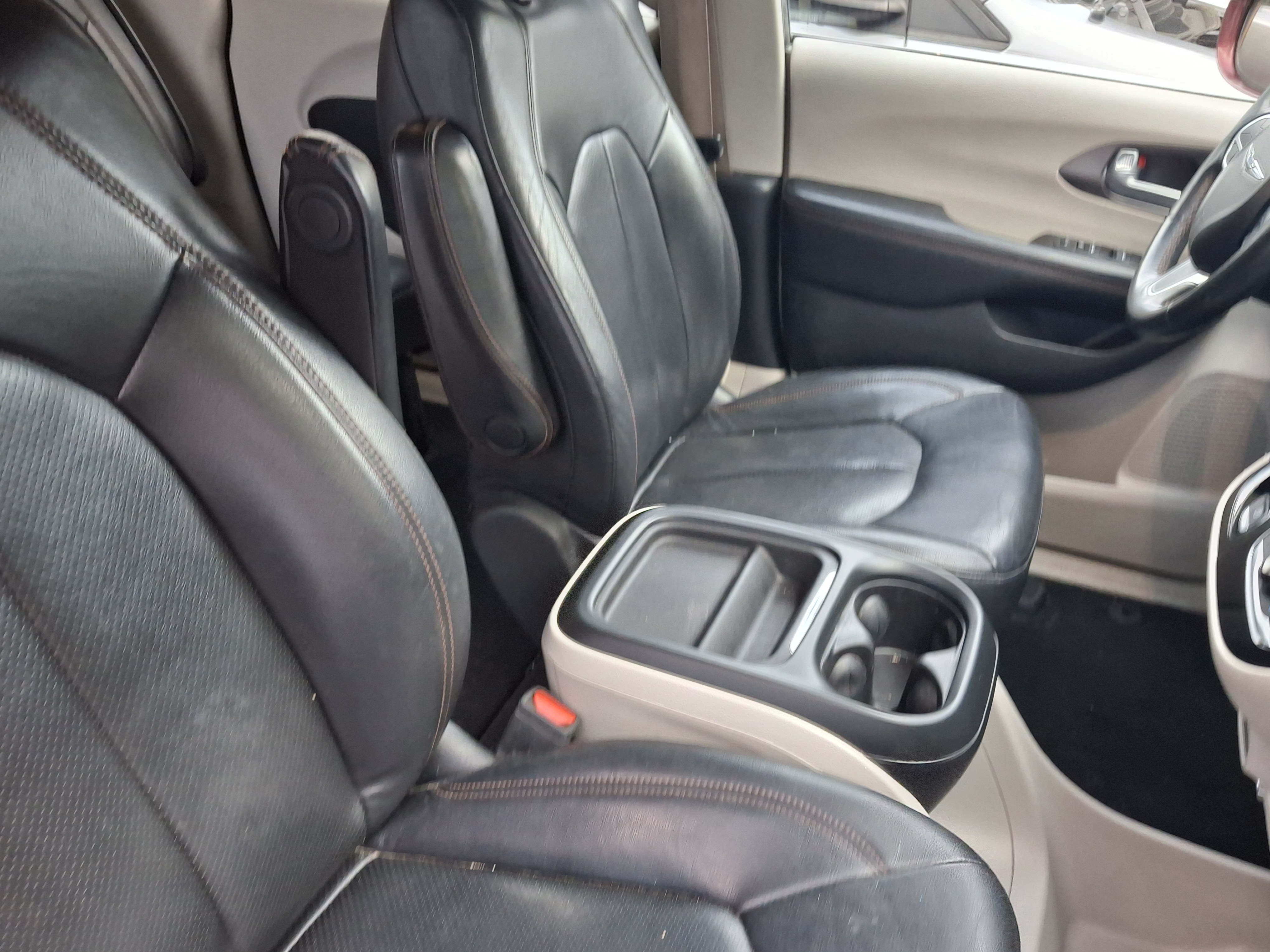 Used 2020 Chrysler Pacifica Touring-L FWD image 15