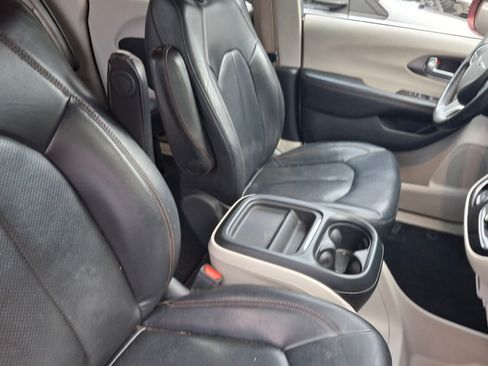 Used 2020 Chrysler Pacifica Touring-L FWD image 15