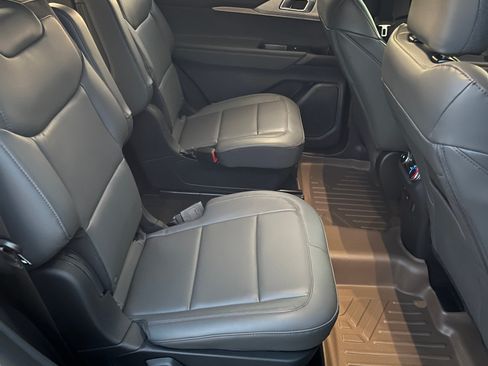 Used 2025 Ford Explorer Active w/ Active Comfort Package image 12