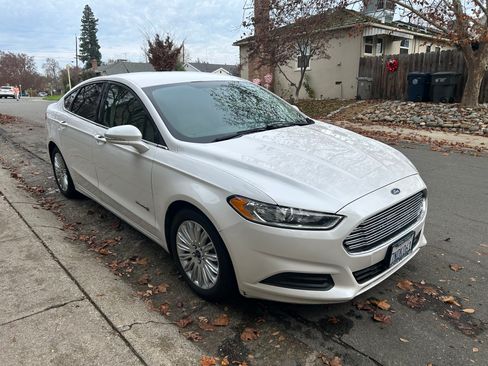 Used 2016 Ford Fusion SE image 2