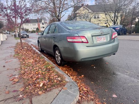 Used 2011 Toyota Camry LE image 5