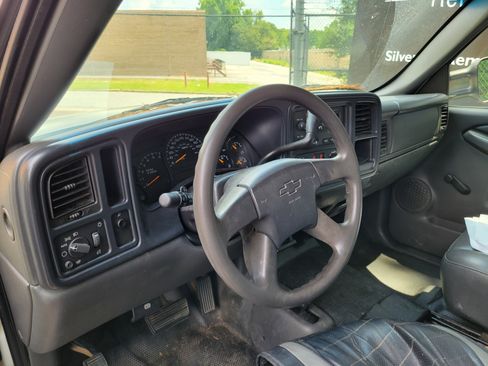 Used 2004 Chevrolet Silverado 2500 W/T image 2