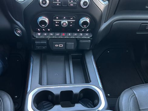 Used 2021 GMC Sierra 2500 Denali w/ Denali Black Diamond Edition image 9