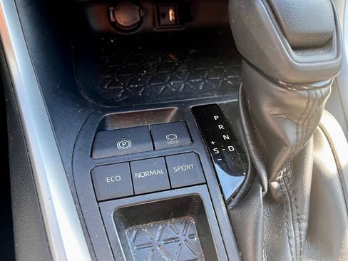 Used 2019 Toyota RAV4 LE image 17