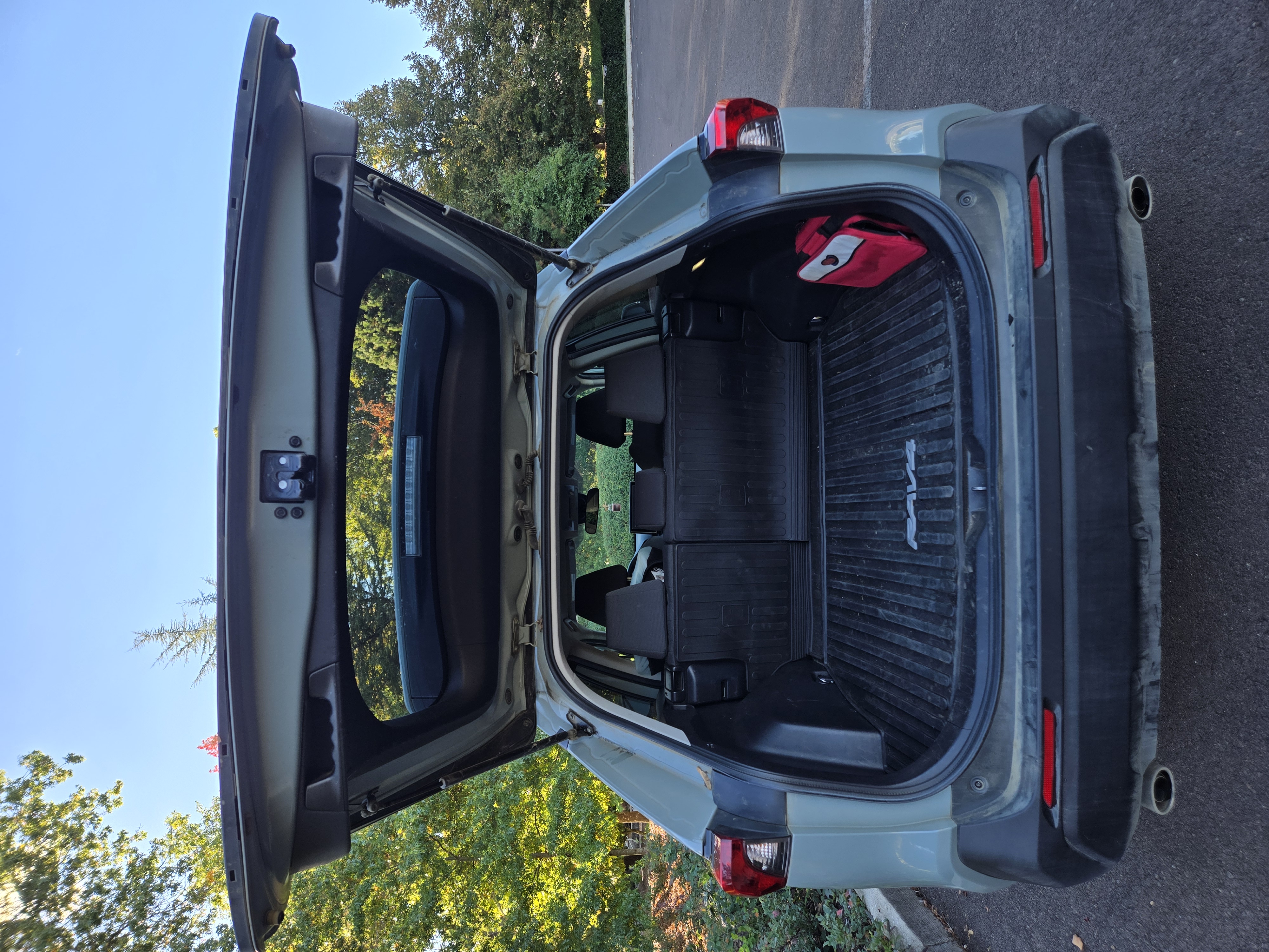 Used 2022 Toyota RAV4 XLE AWD/4WD image 12