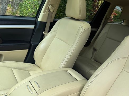 Used 2016 Toyota Highlander XLE AWD/4WD image 11