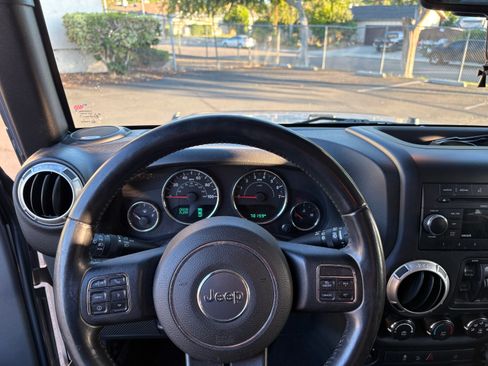 Used 2015 Jeep Wrangler Unlimited Sahara w/ Connectivity Group AWD/4WD image 9