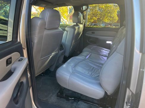 Used 2001 Chevrolet Suburban 2500 LT w/ LT Preferred Equipment Group image 25