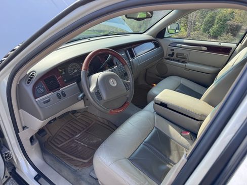 Used 2004 Lincoln Town Car Ultimate image 6