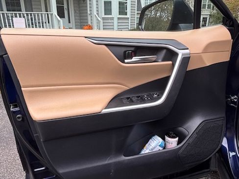 Used 2021 Toyota RAV4 XLE image 9