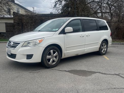 Used 2011 Volkswagen Routan SE image 2