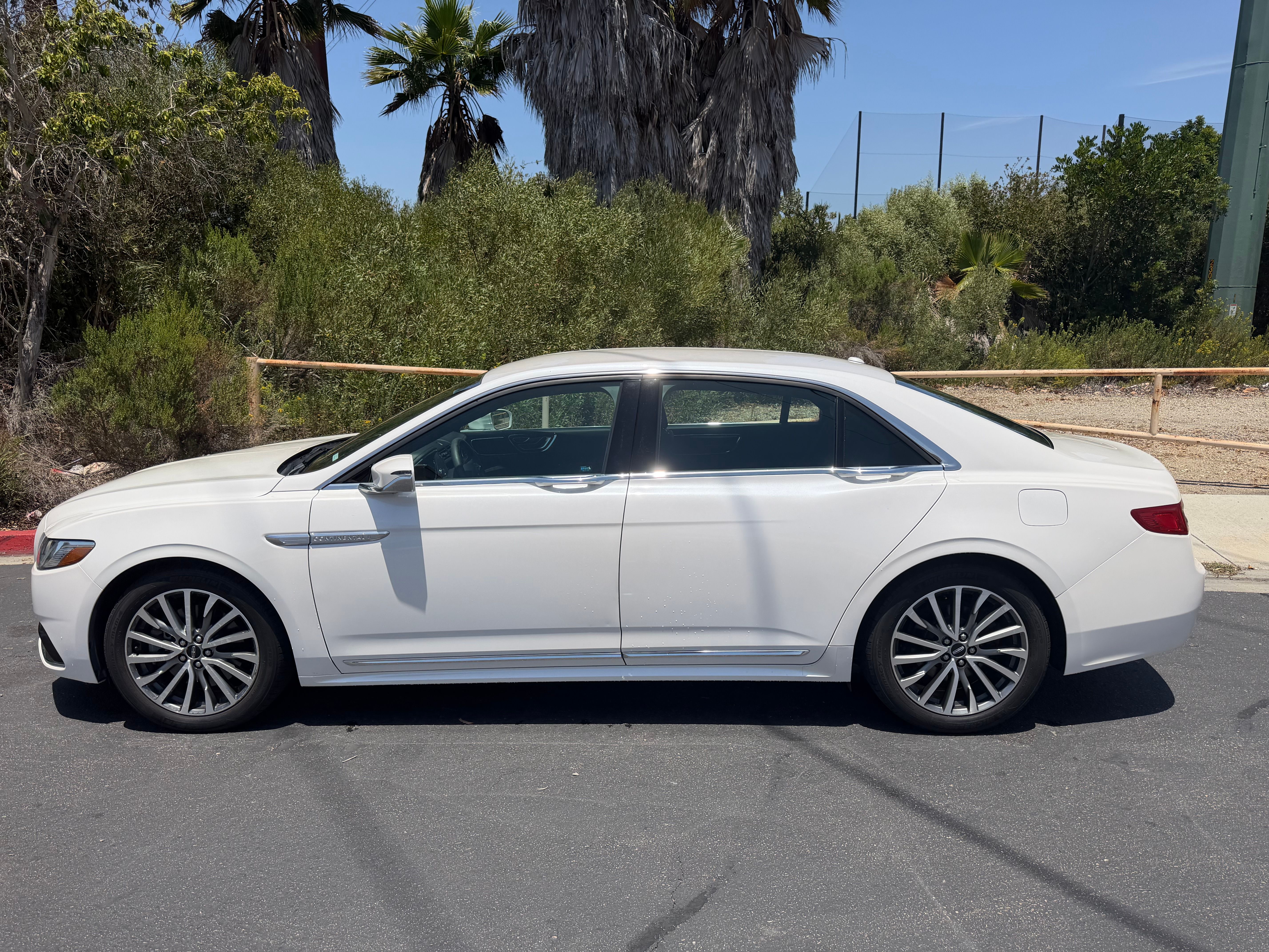 Used 2017 Lincoln Continental Select FWD image 9