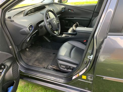 Used 2022 Toyota Prius Limited w/ Premium Convenience Package FWD image 19