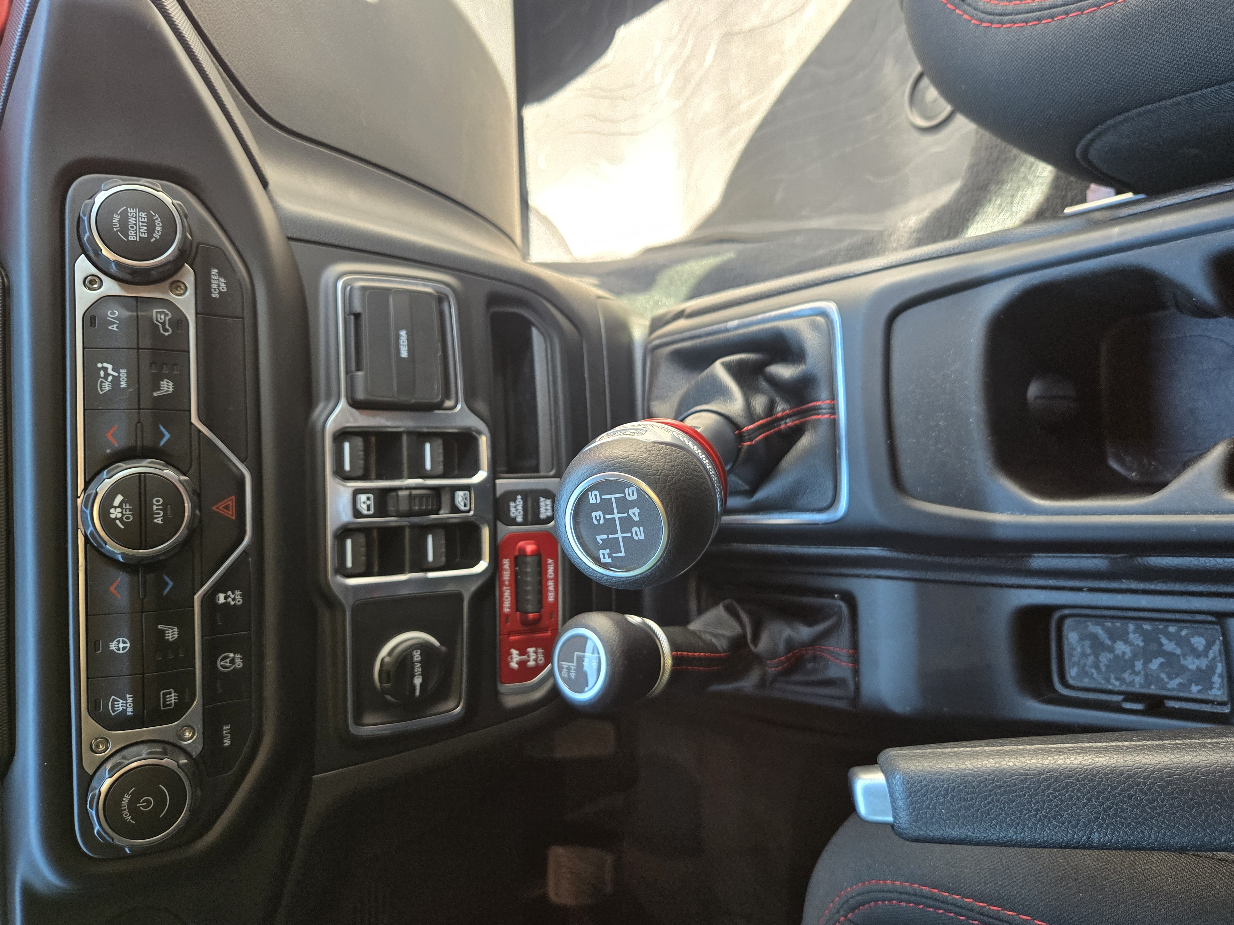 Used 2023 Jeep Wrangler Unlimited Rubicon w/ Cold Weather Group AWD/4WD image 17