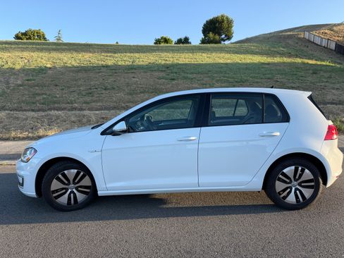 Used 2016 Volkswagen e-Golf SE w/ DC Fast Charging Package FWD image 1