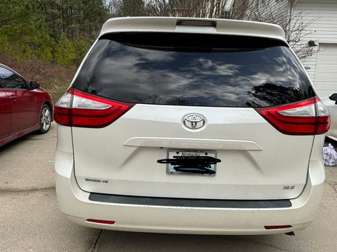Used 2015 Toyota Sienna XLE image 6