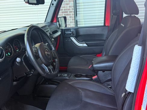 Used 2016 Jeep Wrangler Unlimited Rubicon w/ Connectivity Group AWD/4WD image 9