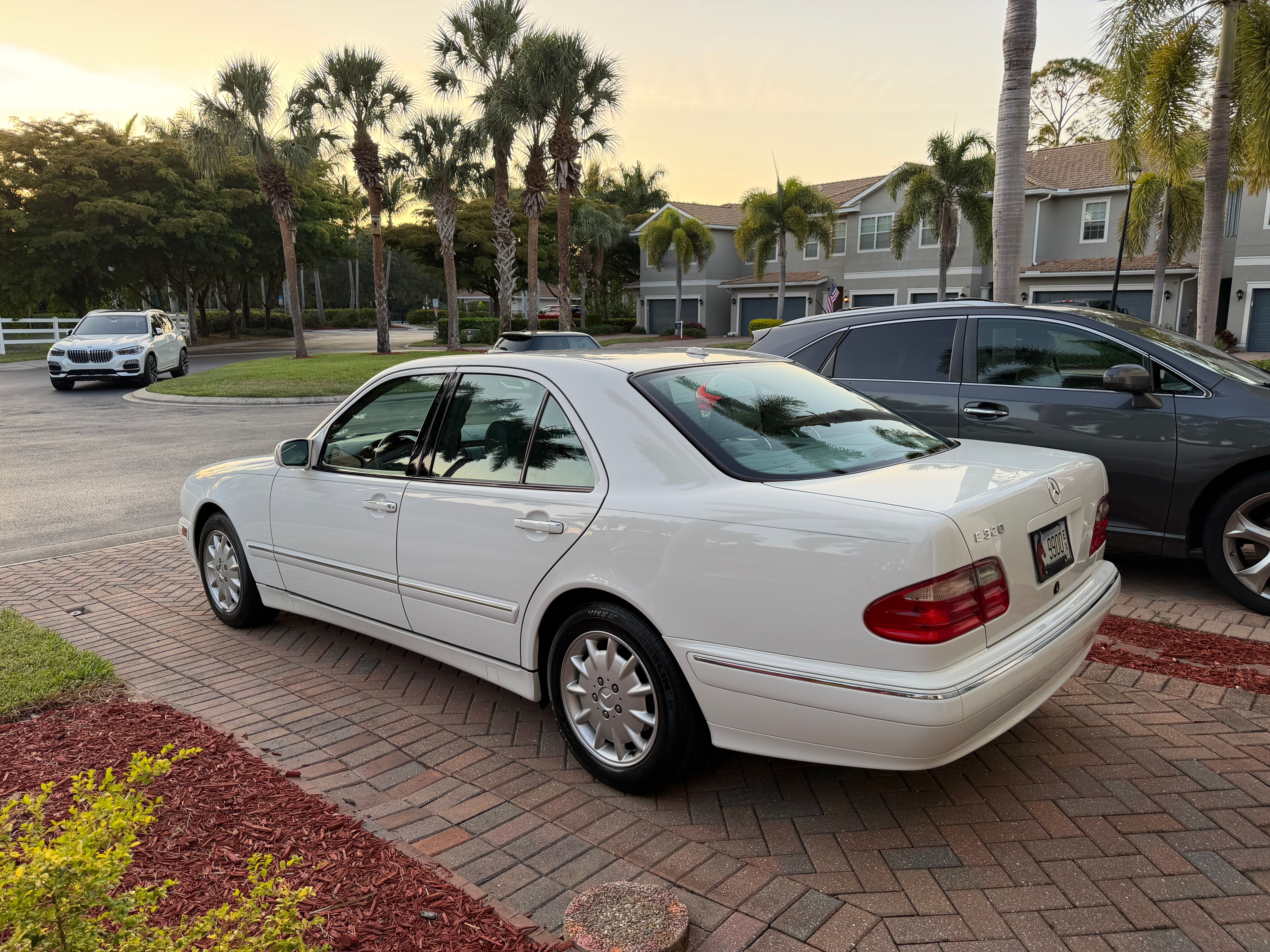 Used 2000 Mercedes-Benz E 320 Sedan image 2